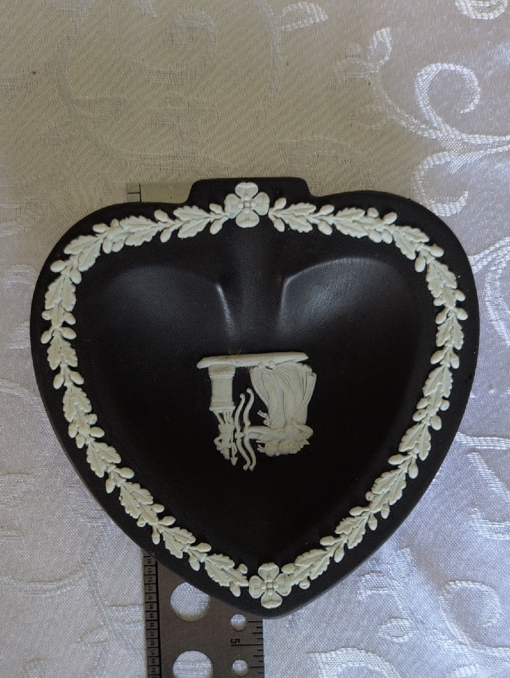 *Rare* Vintage Wedgwood Black and White Jasperware Decorative Dish - Picture 5 of 5